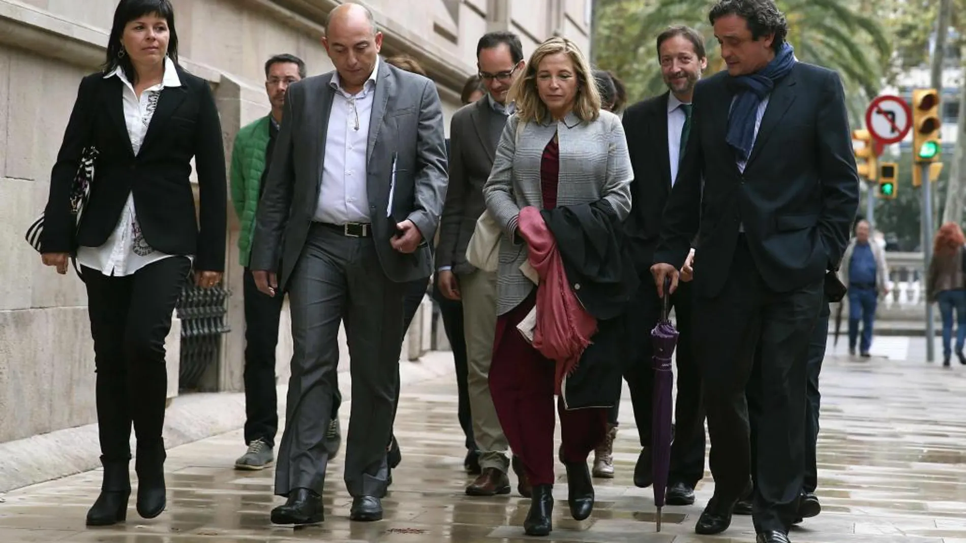 La exvicepresidenta de la Generalitat Joana Ortega (2d) ha arropado hoy al que fuera responsable del 9N en la consellería de Gobernación, Joan Cañada (2º i), en su declaración como testigo ante el juez del TSJC que investiga la consulta.