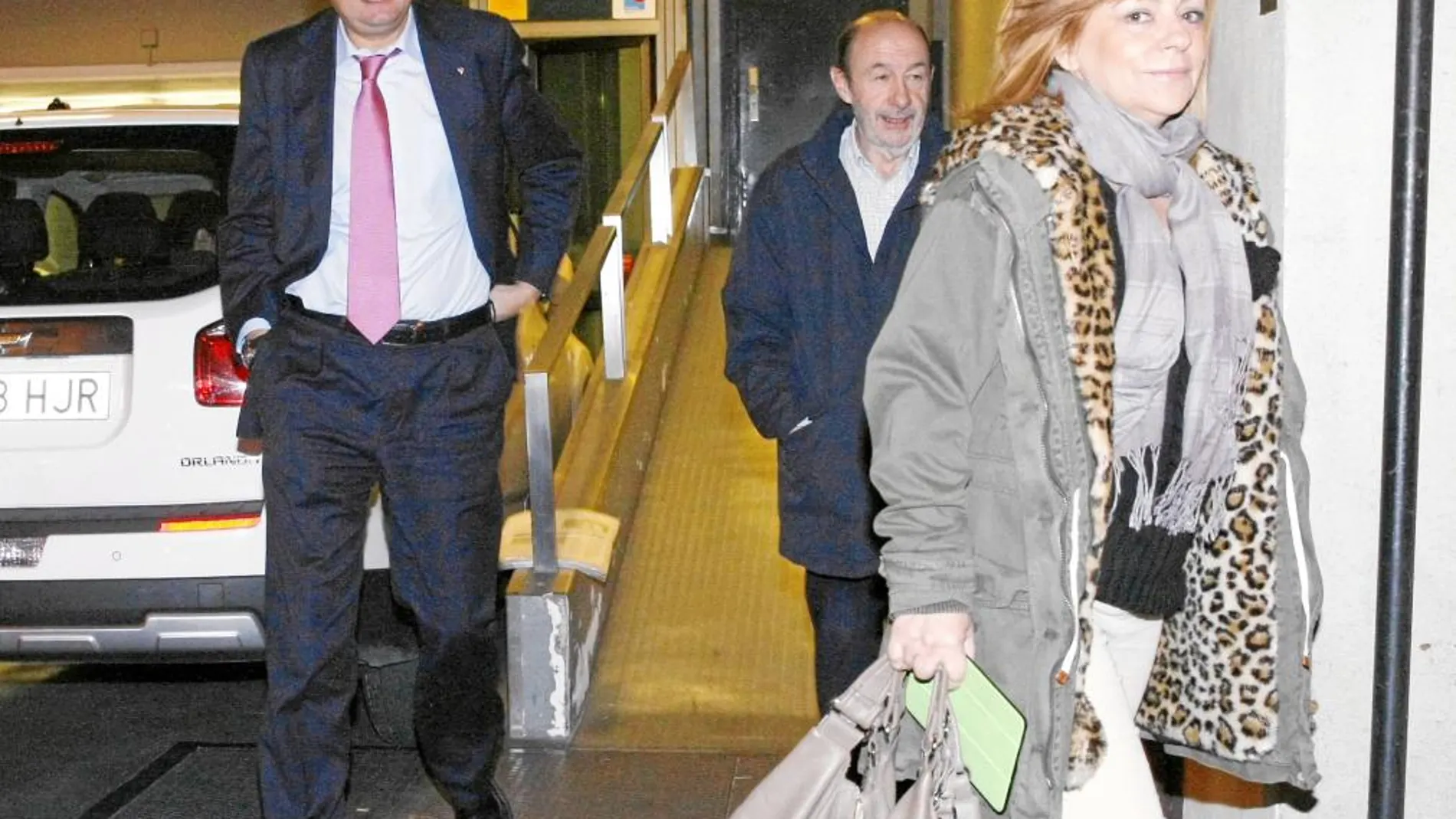 Valenciano, Rubalcaba y Óscar López salen anoche de Ferraz tras una tensa reunión con el líder del PSC