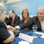 Javier Arenas, y la vicesecretaria de Organización y Electoral del PP, Ana Mato (2d), ayer en Almería