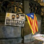 Vista de una pancarta con la imagen de los dirigentes de las entidades independentistas Jordi Sànchez y Jordi Cuixart que se encuentran en prisión, y una estelada durante una concentración organizada por la ANC
