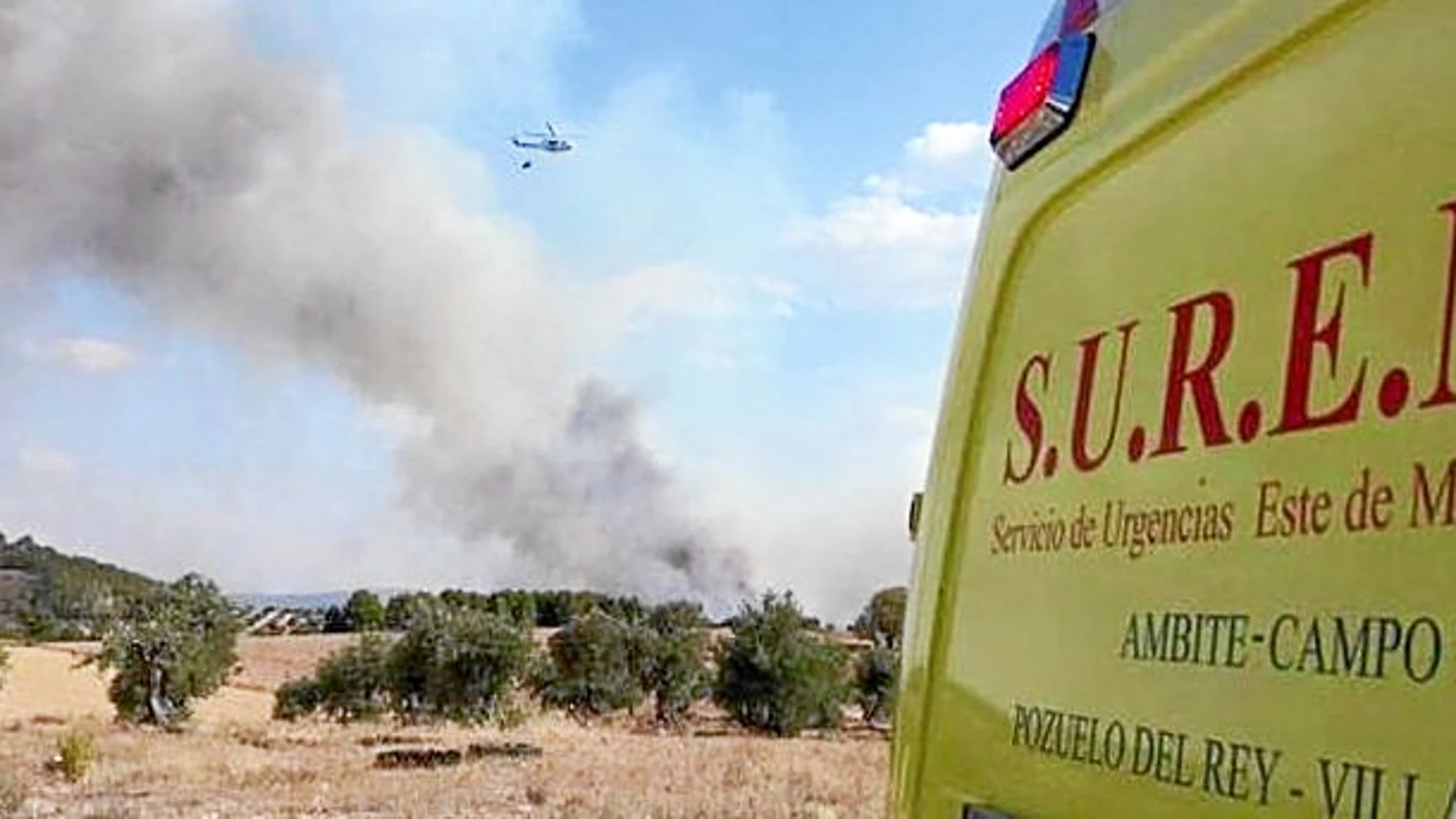 Muchos voluntarios trabajaron sin descanso para sofocar las llamas ayer en Campo Real