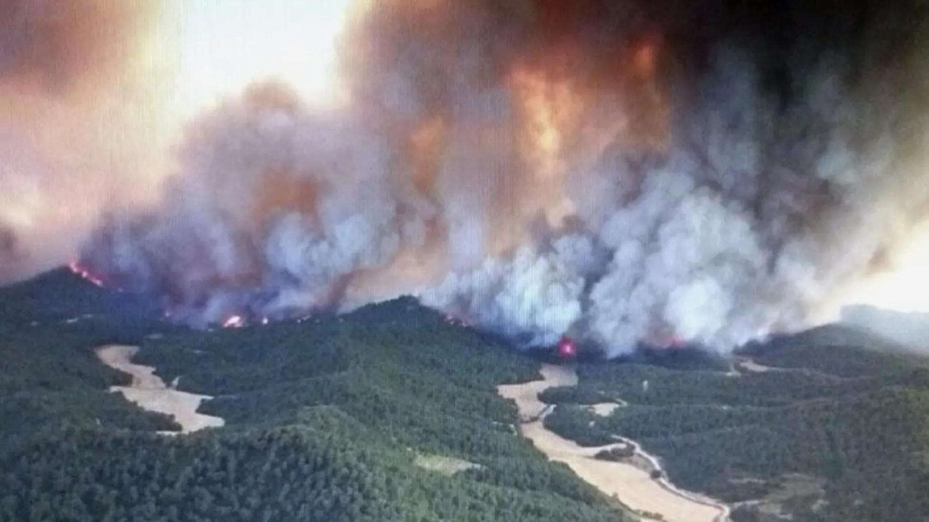 Un incendio forestal afecta desde esta tarde a una zona de arbolado y monte bajo del término municipal de Luna, en la comarca zaragozana de las Cinco Villas