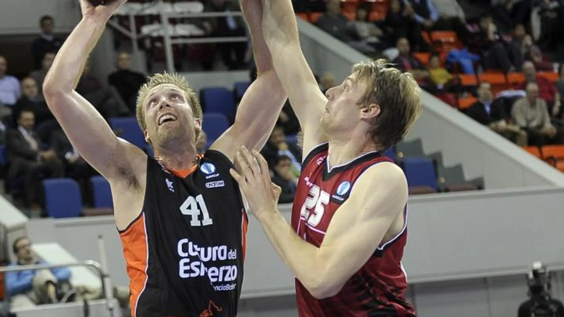 El pívot del Valencia Basket Justin Hamilton (I).