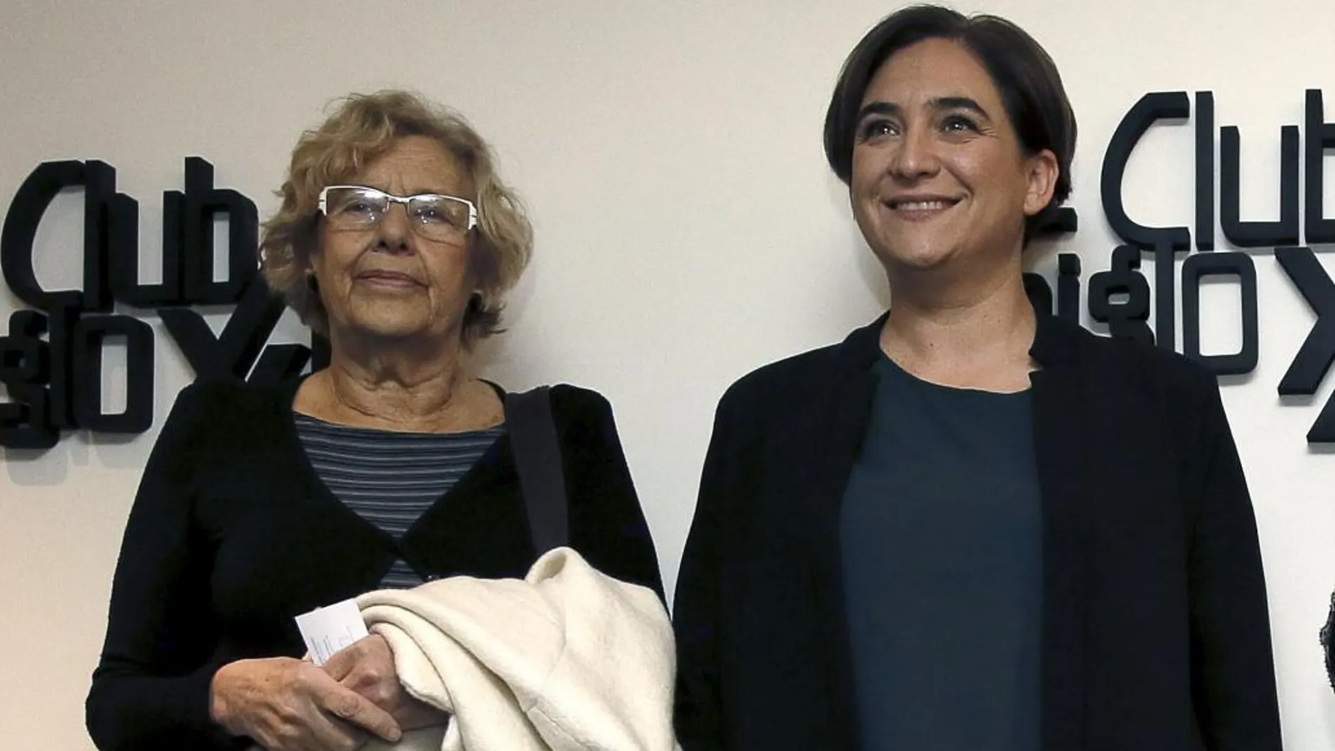 La alcaldesa de Madrid, Manuela Carmena, junto a la alcaldesa de Barcelona, Ada Colau (d), durante un coloquio protagonizado por esta última en el Club Siglo XXI en Madrid