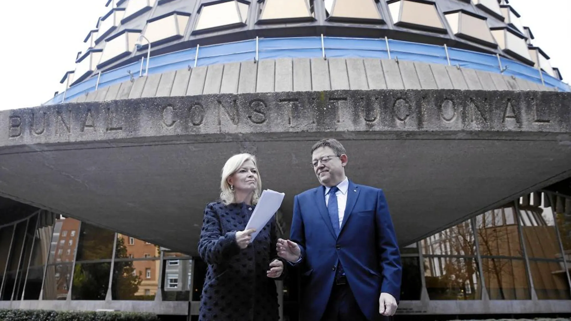 El presidente de la Generalitat, Ximo Puig, y la consellera de Justicia, Gabriela Bravo, ayer ante el Constitucional
