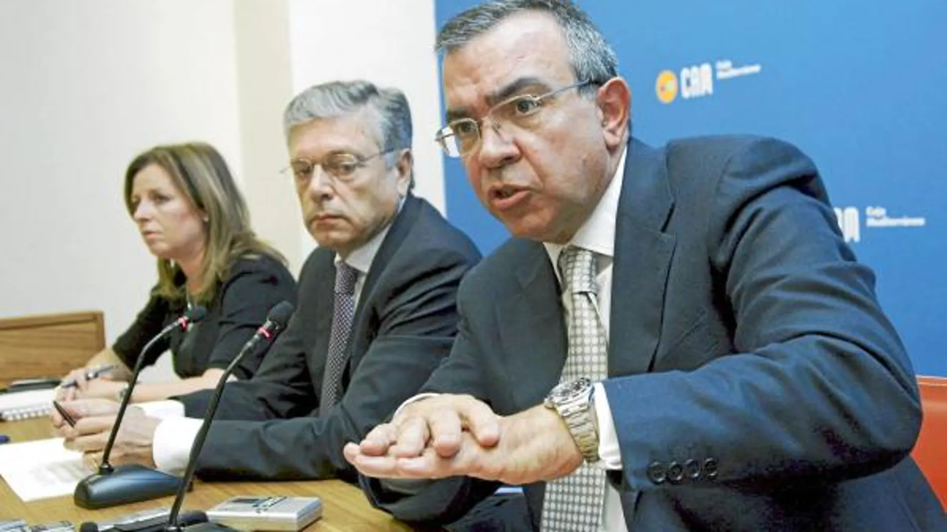En el centro, el presidente de CAM, Modesto Crespo. Junto a él Roberto López y Mayca Amorós