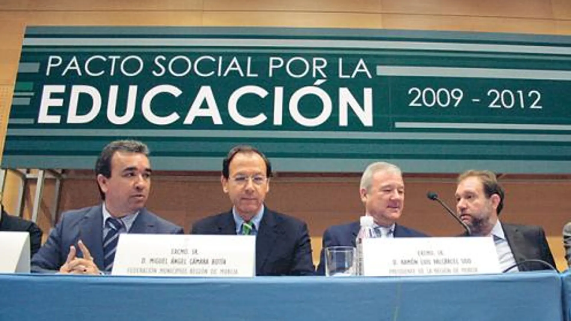 Valcárcel firma un «histórico» Pacto Social por la Educación