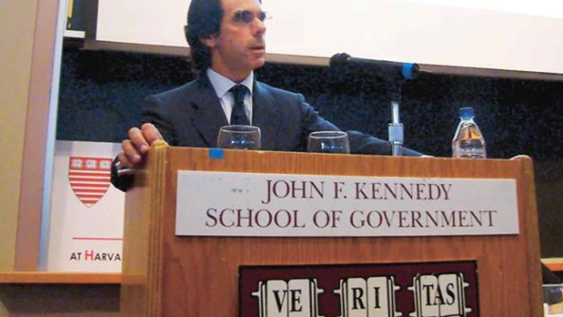 Aznar, durante la conferencia que pronunció ayer en la Universidad de Harvard