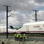 Técnicos de ADIF reparan los cables de cobre y de fibra óptica que han sido cortados en La Granada del Penedès (Barcelona).