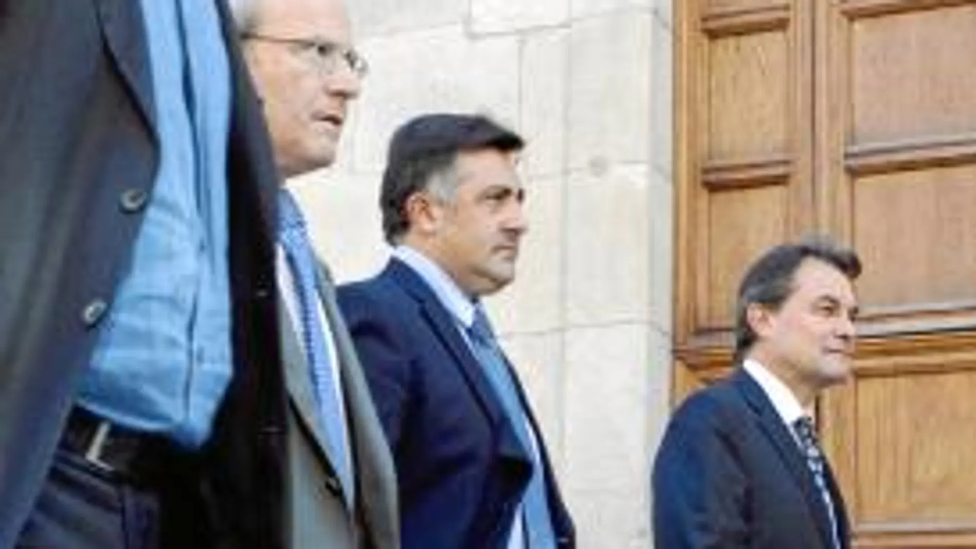 Montilla, Puigcercós y Mas (y Herrera) se reunieron ayer en el Palau de la Generalitat por espacio de una hora. Hoy seguirán los contactos para buscar una resolución conjunta que parece difícil