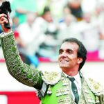 El diestro Leandro pasea la oreja que cortó a su primer astado en la feria de Santander
