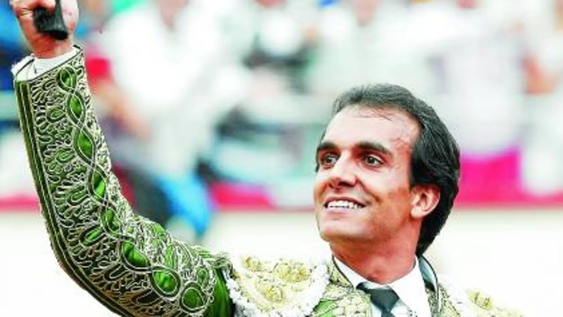 El diestro Leandro pasea la oreja que cortó a su primer astado en la feria de Santander