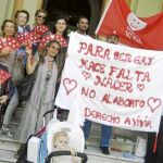 «Derecho a vivir» reclama una balconera en el Consistorio
