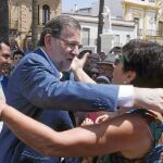 Rajoy saluda a una vecina de la Palma del Condado de Huelva