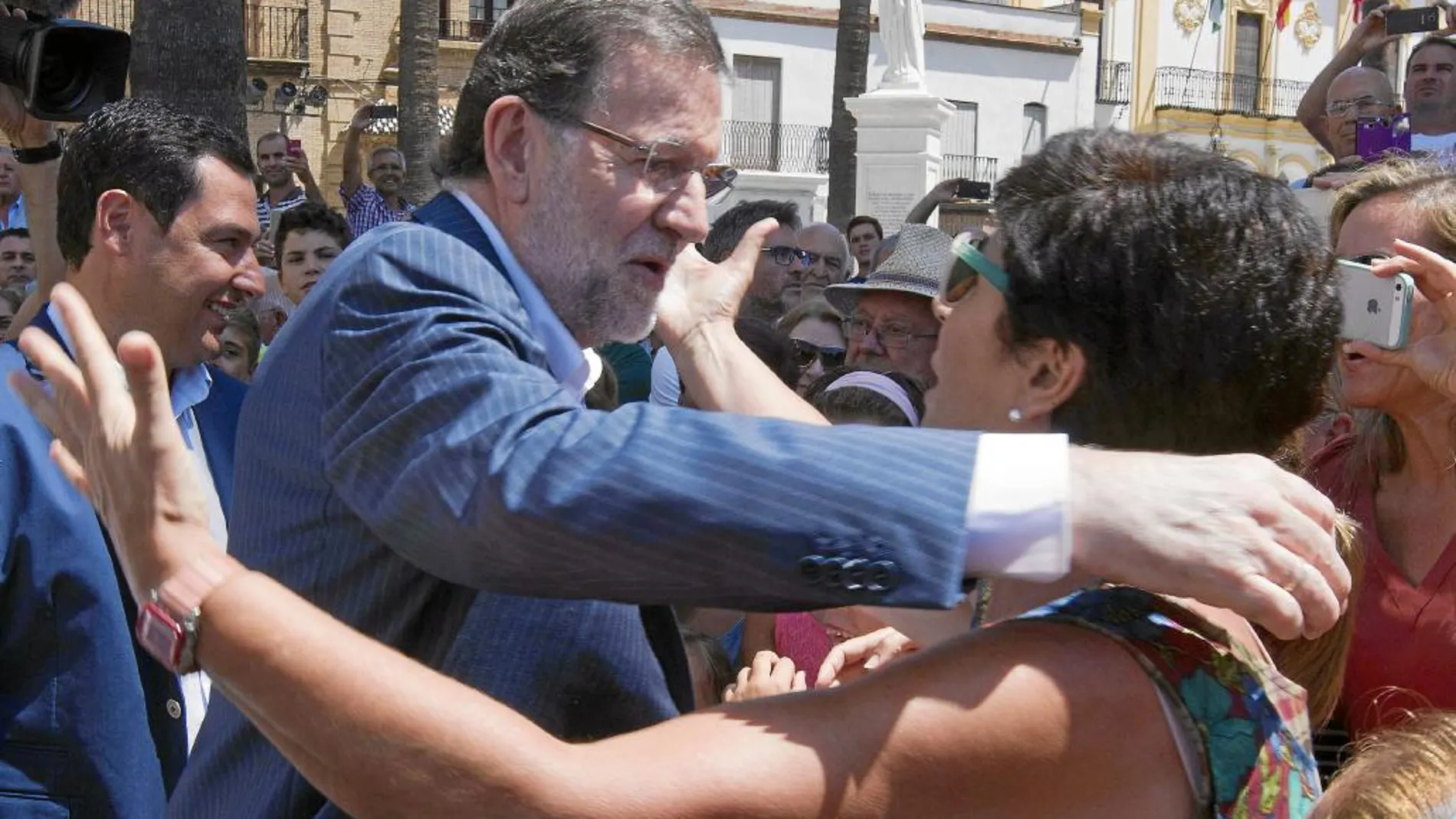 Rajoy saluda a una vecina de la Palma del Condado de Huelva