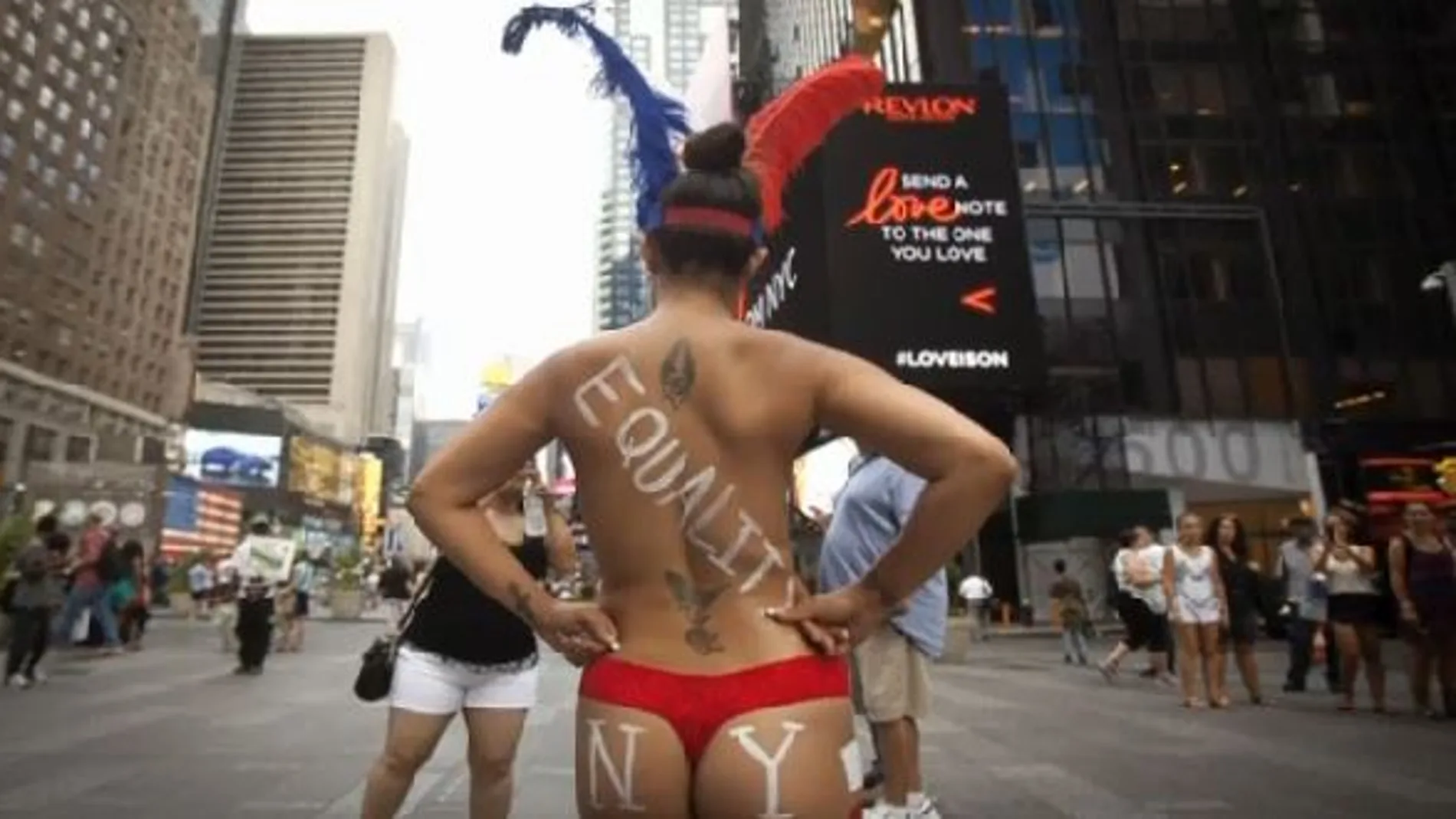 Estas “artistas calleras”, como ellas se definen, se pasean por Times Square generando, de nuevo, la polémica