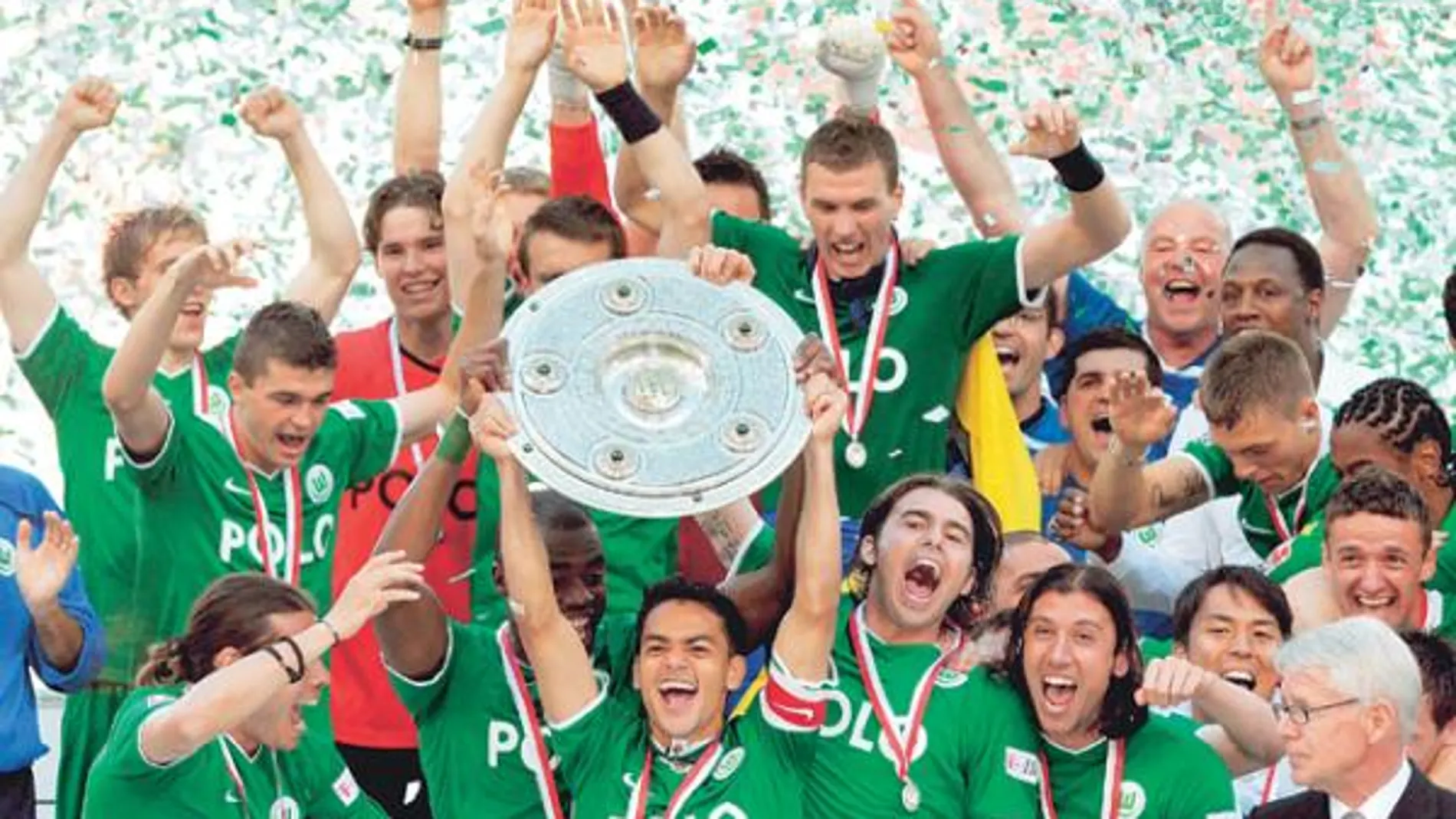 Los jugadores del Wolfsburgo celebran el título con la ensaladera de campeones en las manos