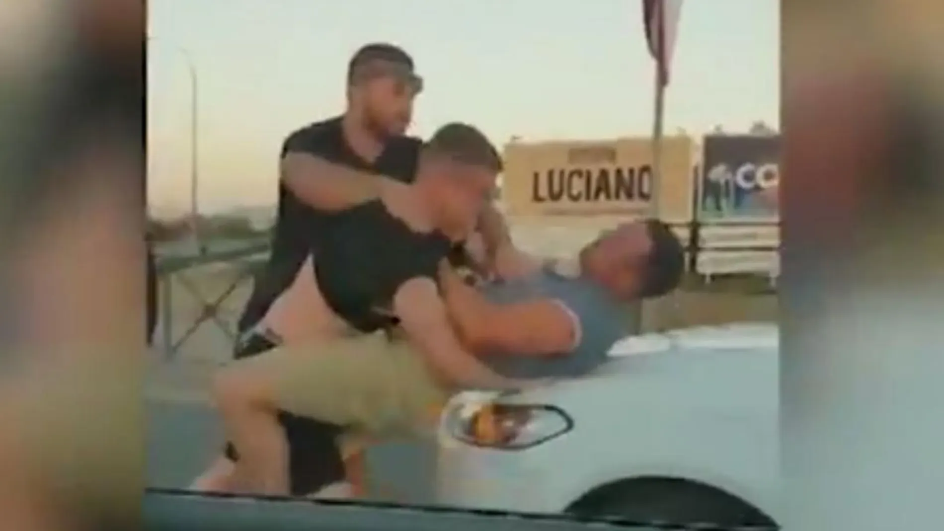 Captura del momento de la pelea entre los turistas ingleses en San Antonio (Ibiza) / Twitter