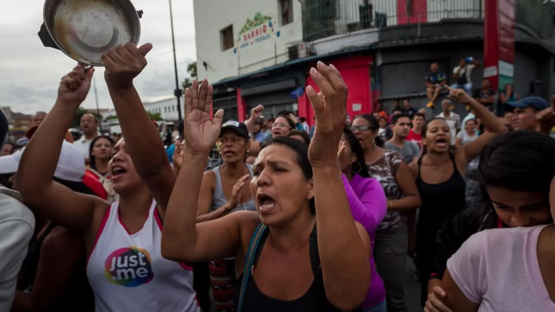 Un grupo de personas protesta exigiendo comida en el sector popular Catia, en Caracas (Venezuela).