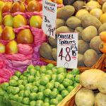 Bandejas de frutas importadasde la UE en un supermercado británico