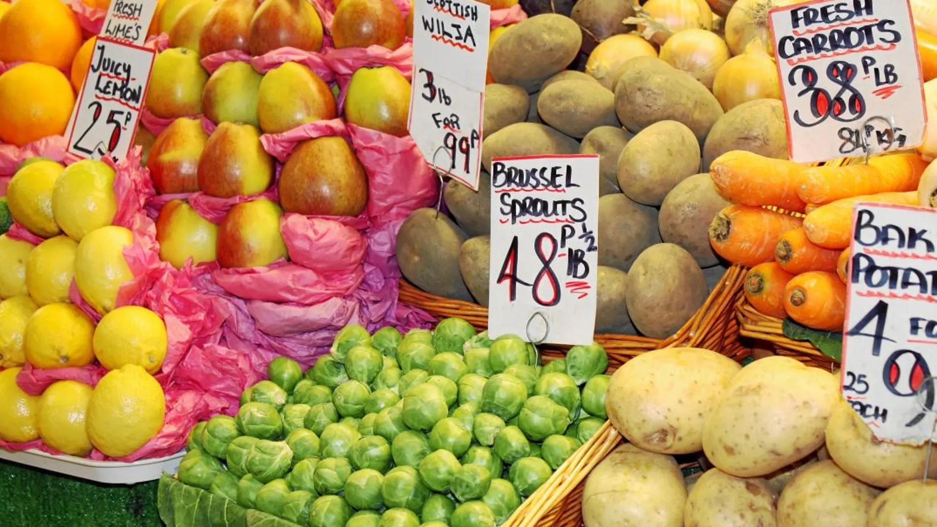 Bandejas de frutas importadasde la UE en un supermercado británico