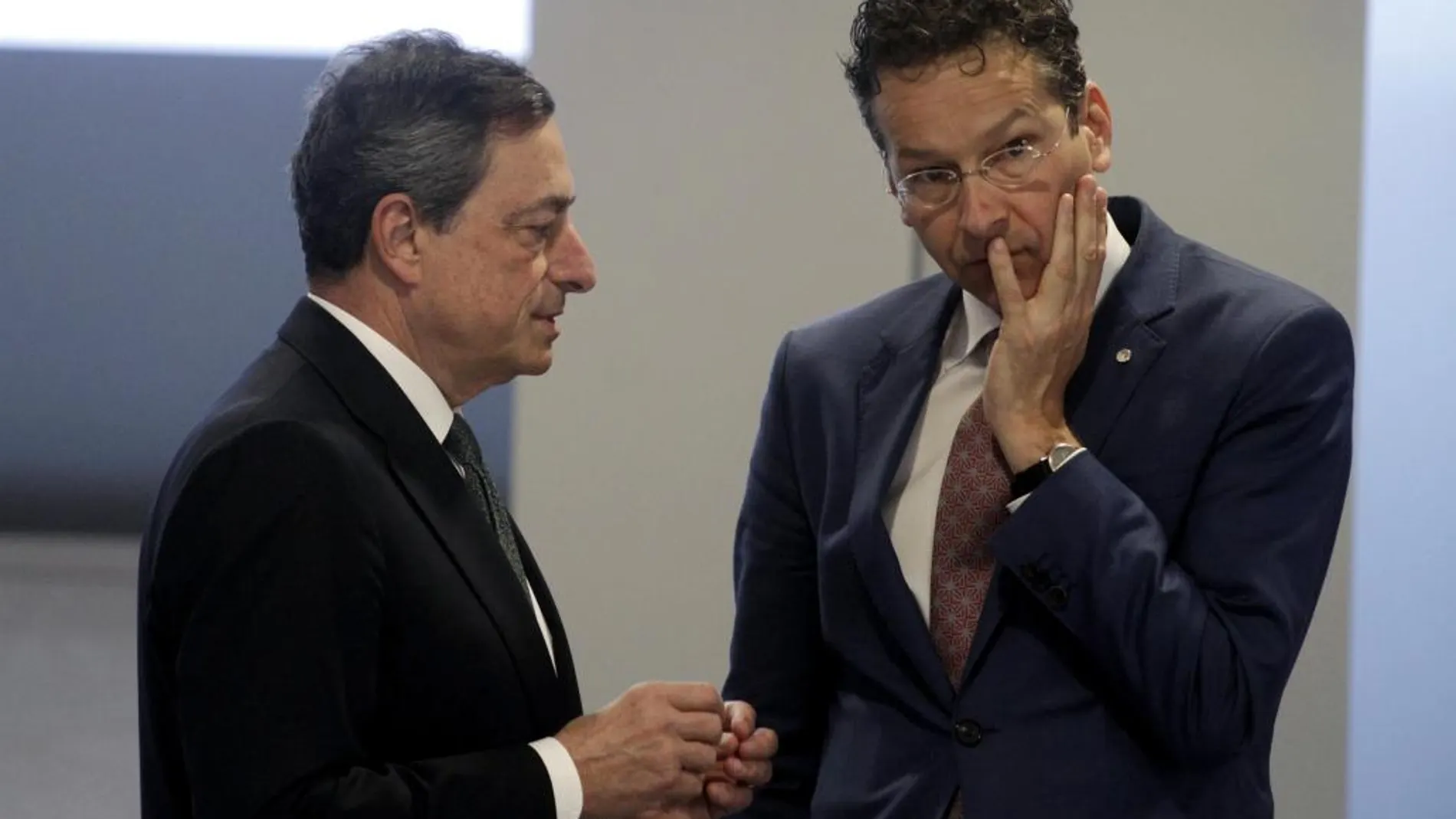 El presidente del BCE, Mario Draghi, habla con el presidente del Eurogrupo, Jeroen Dijsselbloem