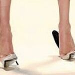 Una modelo de pasarela subida a unos tacones de vértigo