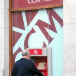 Un ciudadano saca dinero el 30 de marzo de 2009, el día siguiente a la intervención del Banco de España