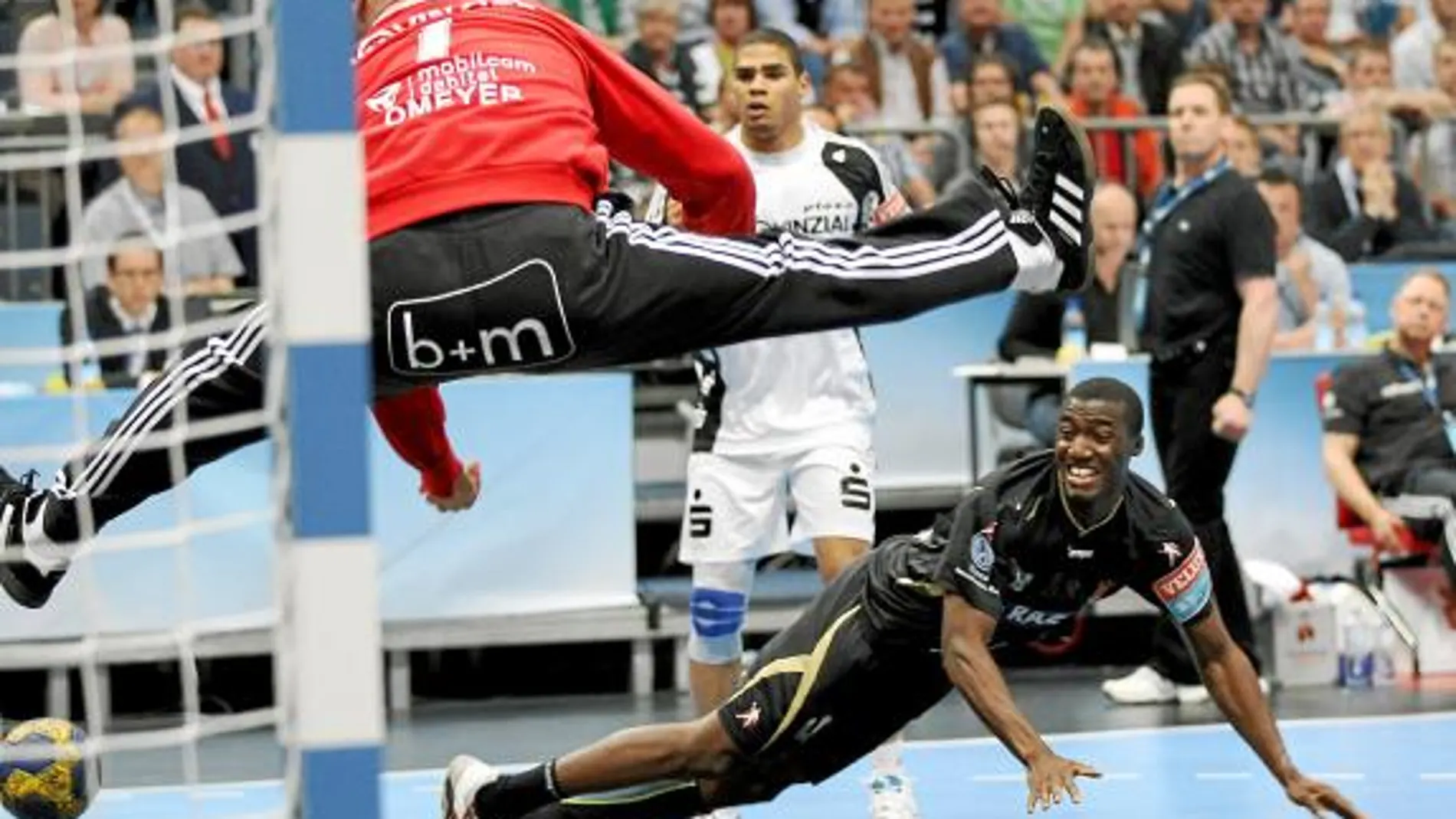 Omeyer detiene un lanzamiento de Abalo. El guardameta del Kiel fue el jugador más destacado de la segunda semifinal