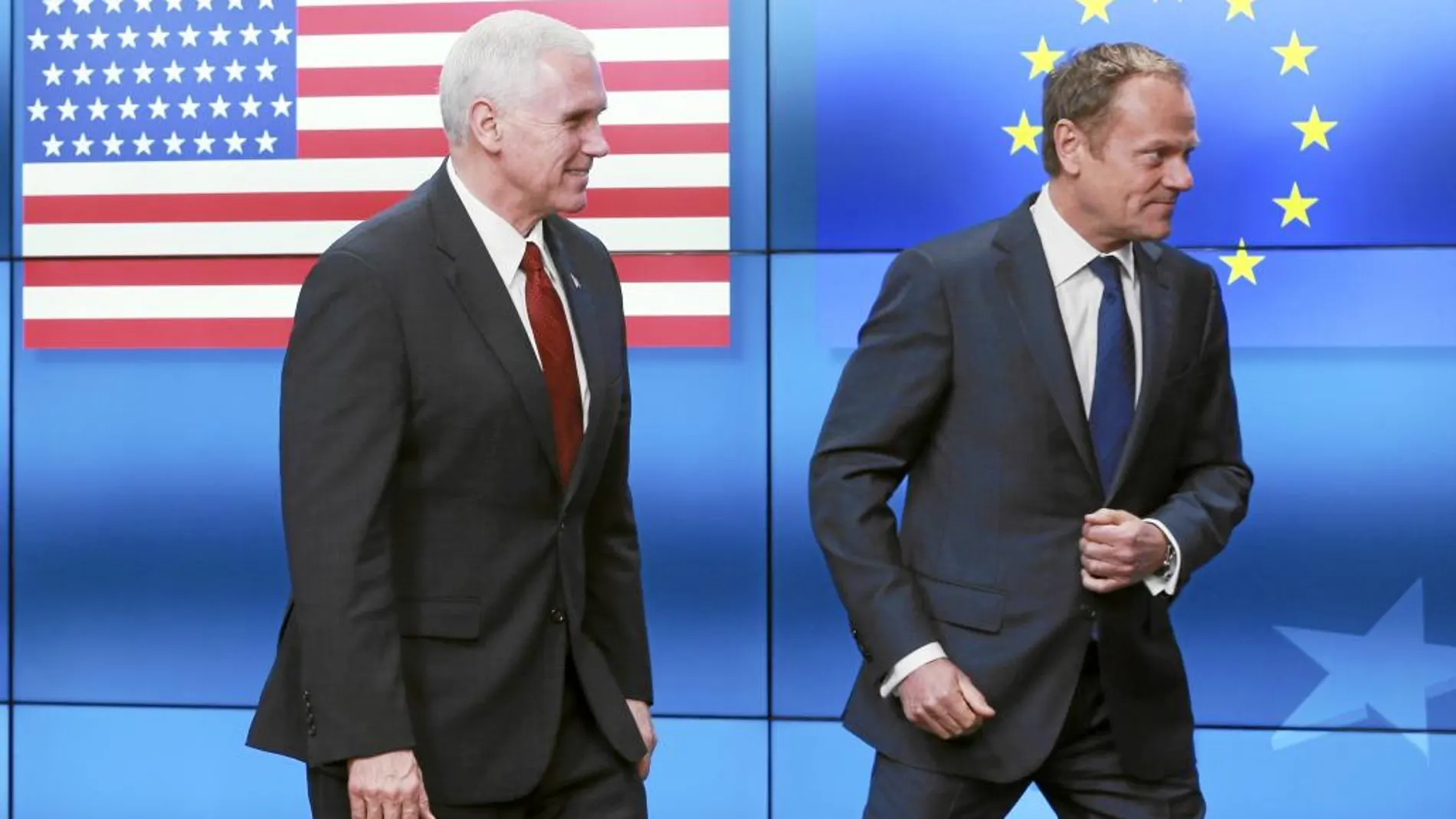 El vicepresidente de EE UU, Mike Pence, y el presidente del Consejo Europeo, Donald Tusk, ayer, en Bruselas