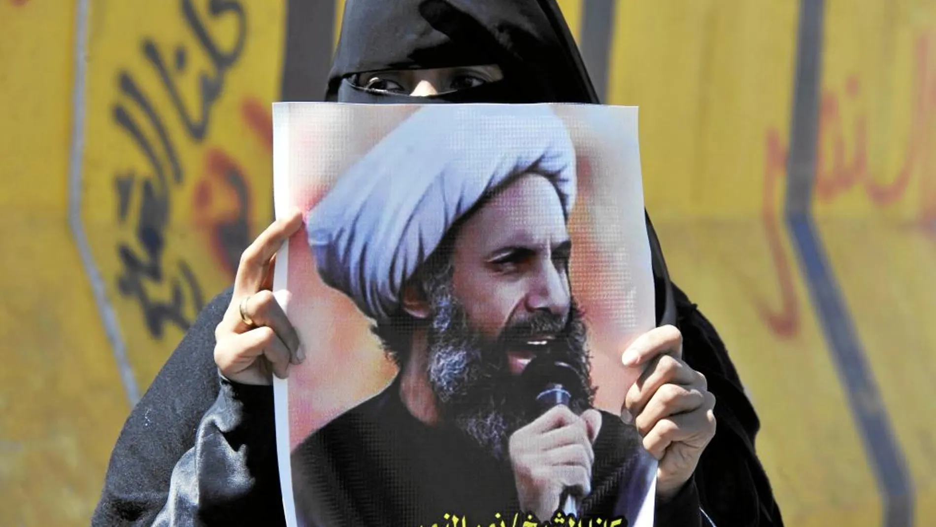 Una partidaria del clérigo Nimr Baquir al Nimr se manifiesta en Saná (Yemen) contra su condena a muerte en 2014