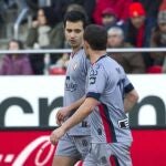 Los jugadores del Osasuna celebran el gol marcado ante el RCD Mallorca por su compañero, el centrocampista Manuel Ortiz "Lolo"(3d)