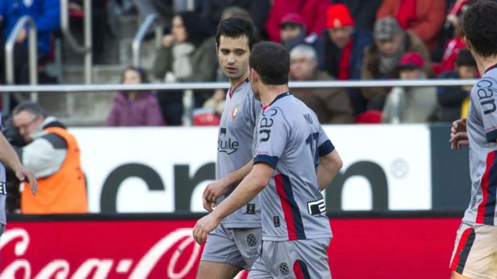 Los jugadores del Osasuna celebran el gol marcado ante el RCD Mallorca por su compañero, el centrocampista Manuel Ortiz "Lolo"(3d)