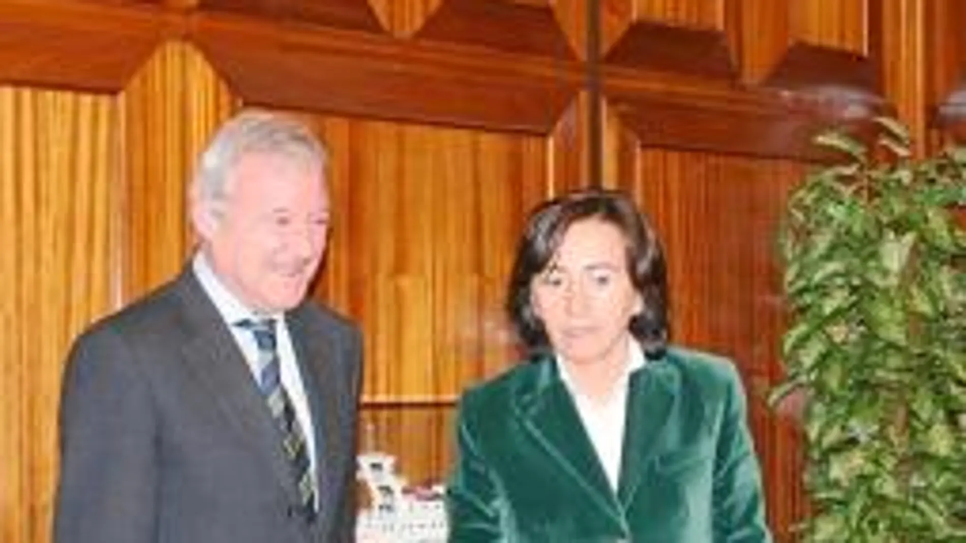 El presidente de la Comunidad de la Región de Murcia, Ramón Luis Valcárcel y la ministra de Medio Ambiente, Rosa Aguilar, ayer en Madrid
