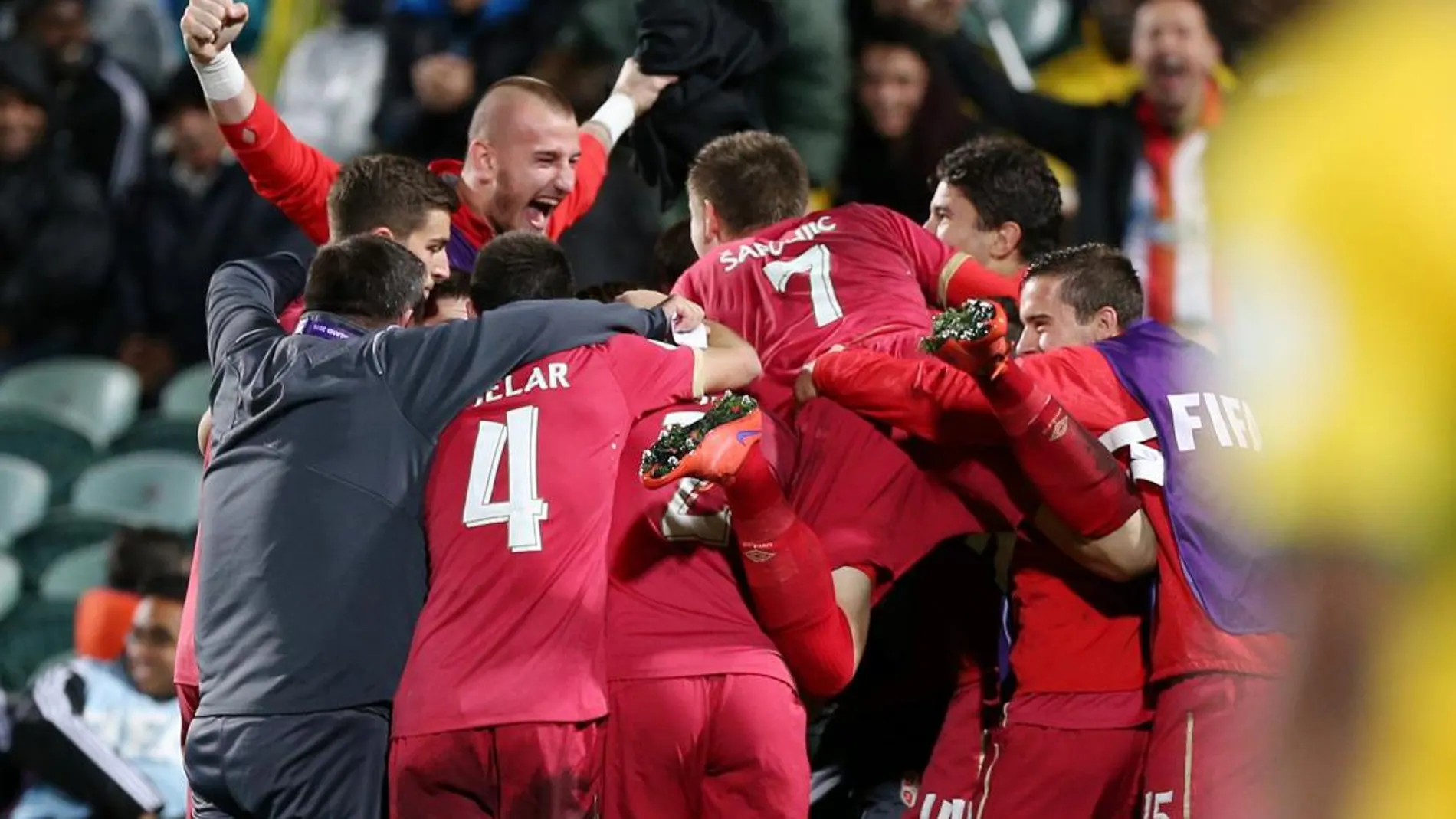 Los jugadores serbios celebran el gol de la victoria ante Brasil