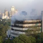 Bomberos trabajan en la extinción de un incendio en el Museo de Historia Natural en nueva Delhi (India)