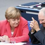 Wolfgang Schäuble y Angela Merkel, durante la sesión extraordinaria del Bundestag sobre Grecia