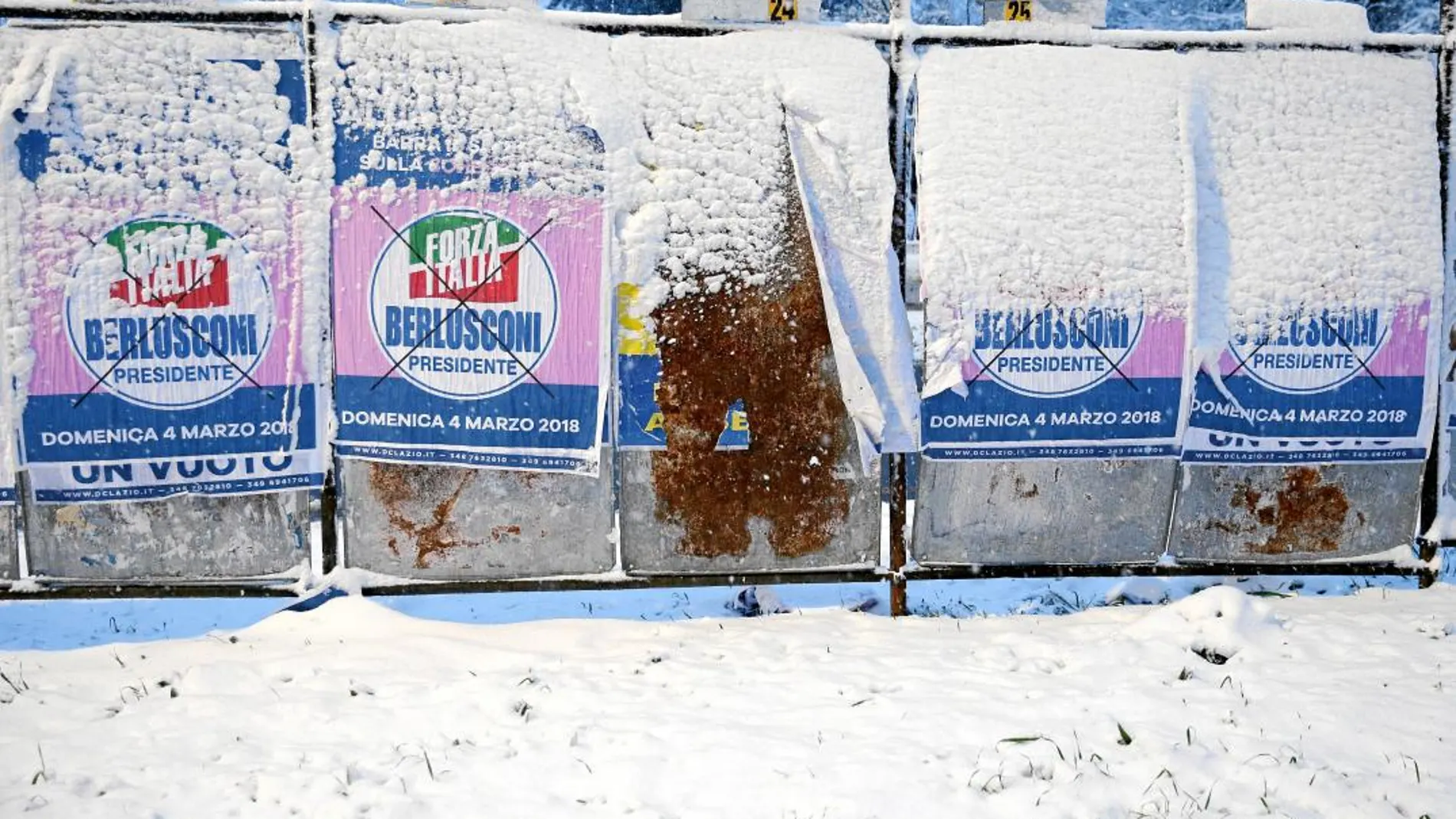 La intensa nieve caída estos días en Roma oculta carteles electorales en el centro de la capital italiana