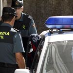 El hombre detenido por la muerte de dos personas en Arbo (Pontevedra) en el momento de ser trasladado a dependencias judiciales.