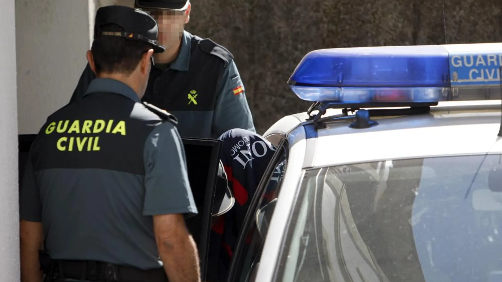 El hombre detenido por la muerte de dos personas en Arbo (Pontevedra) en el momento de ser trasladado a dependencias judiciales.