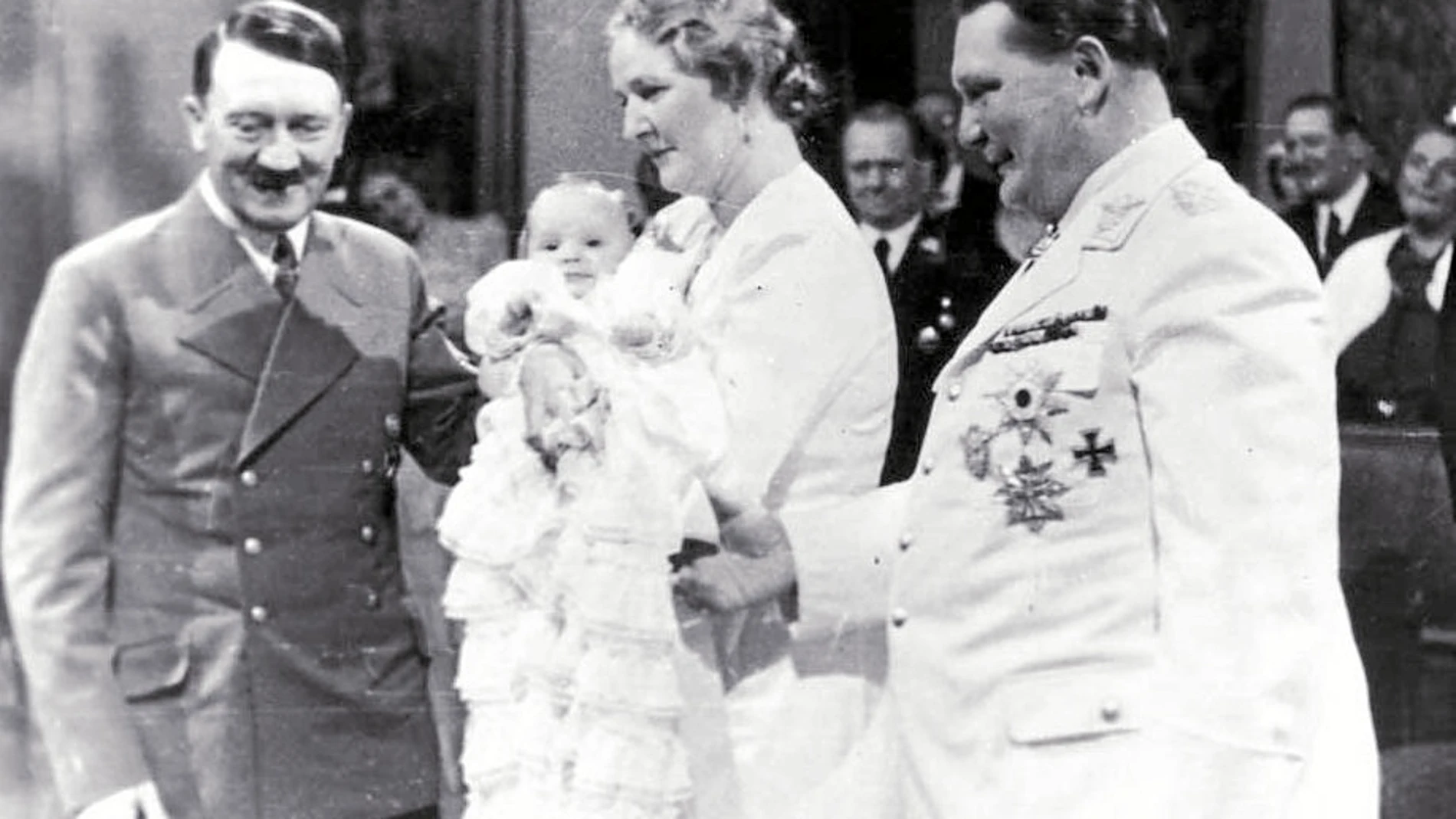 El matrimonio Goering y la pequeña Edda junto al Führer el día del bautizo de la niña