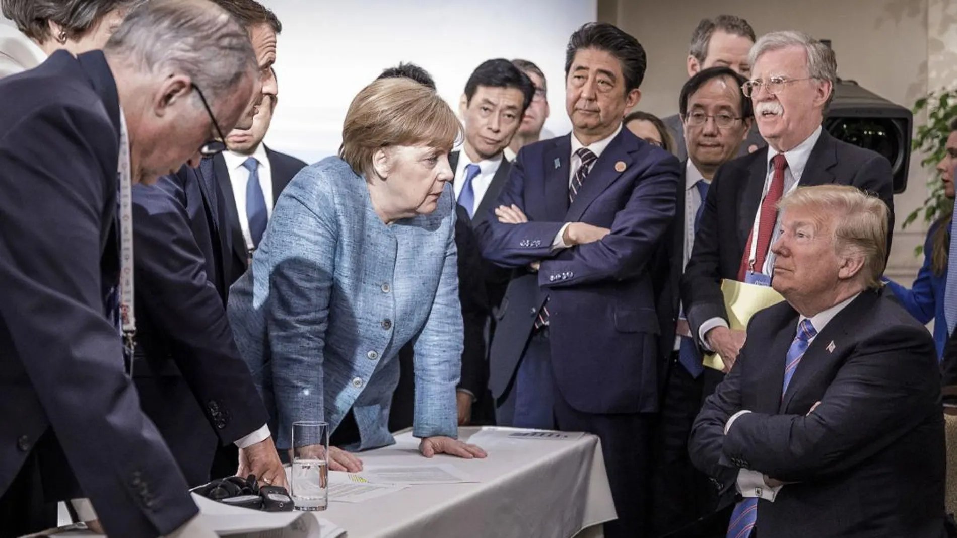Emmanuel Macron, Angela Merkel y Shinzo Abe hablan a Donald J. Trump. Efe