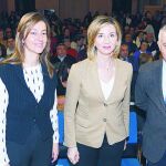 La consejera de Familia e Igualdad de Oportunidades, Alicia García (c), la directora general de la Mujer, Esperanza Vázquez (i), y el delegado territorial de la Junta, Francisco José Sánchez (d), antes de inaugurar la jornada «Igualdad de Oportunidades» en la empresa en la capital abulense