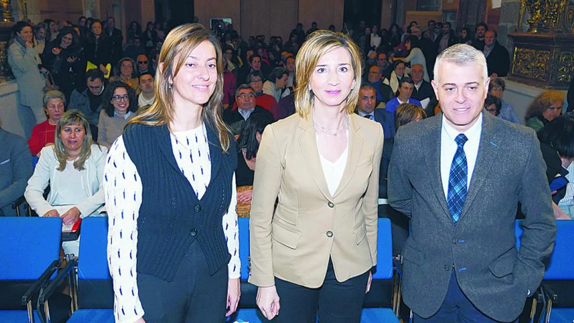 La consejera de Familia e Igualdad de Oportunidades, Alicia García (c), la directora general de la Mujer, Esperanza Vázquez (i), y el delegado territorial de la Junta, Francisco José Sánchez (d), antes de inaugurar la jornada «Igualdad de Oportunidades» en la empresa en la capital abulense