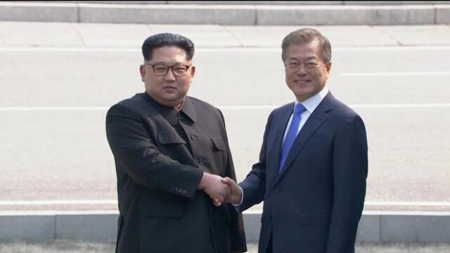 El líder norcoreano Kim Jong Un y el presidente surcoreano Moon se dan la mano en la frontera