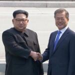 El líder norcoreano Kim Jong Un y el presidente surcoreano Moon se dan la mano en la frontera