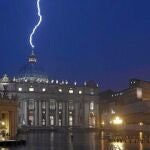 Un rayo cayó en la plaza de San Pedro horas después del anuncio del Santo Padre