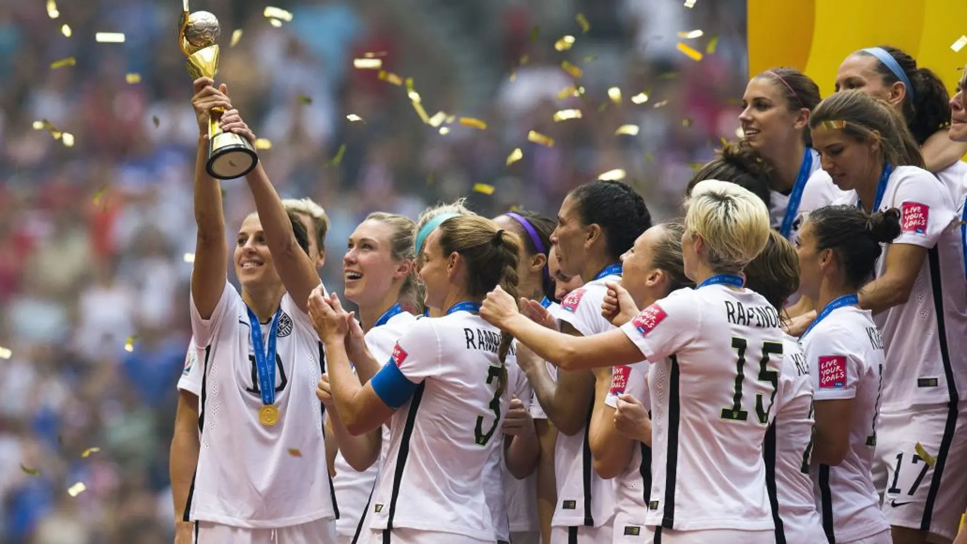 La capitana de Estados Unidos Carli Lloyd levanta el trofeo de campeonas del mundo