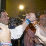 El presidente del PP-A, Juanma Moreno, el domingo en la sede regional del partido celebrando la victoria