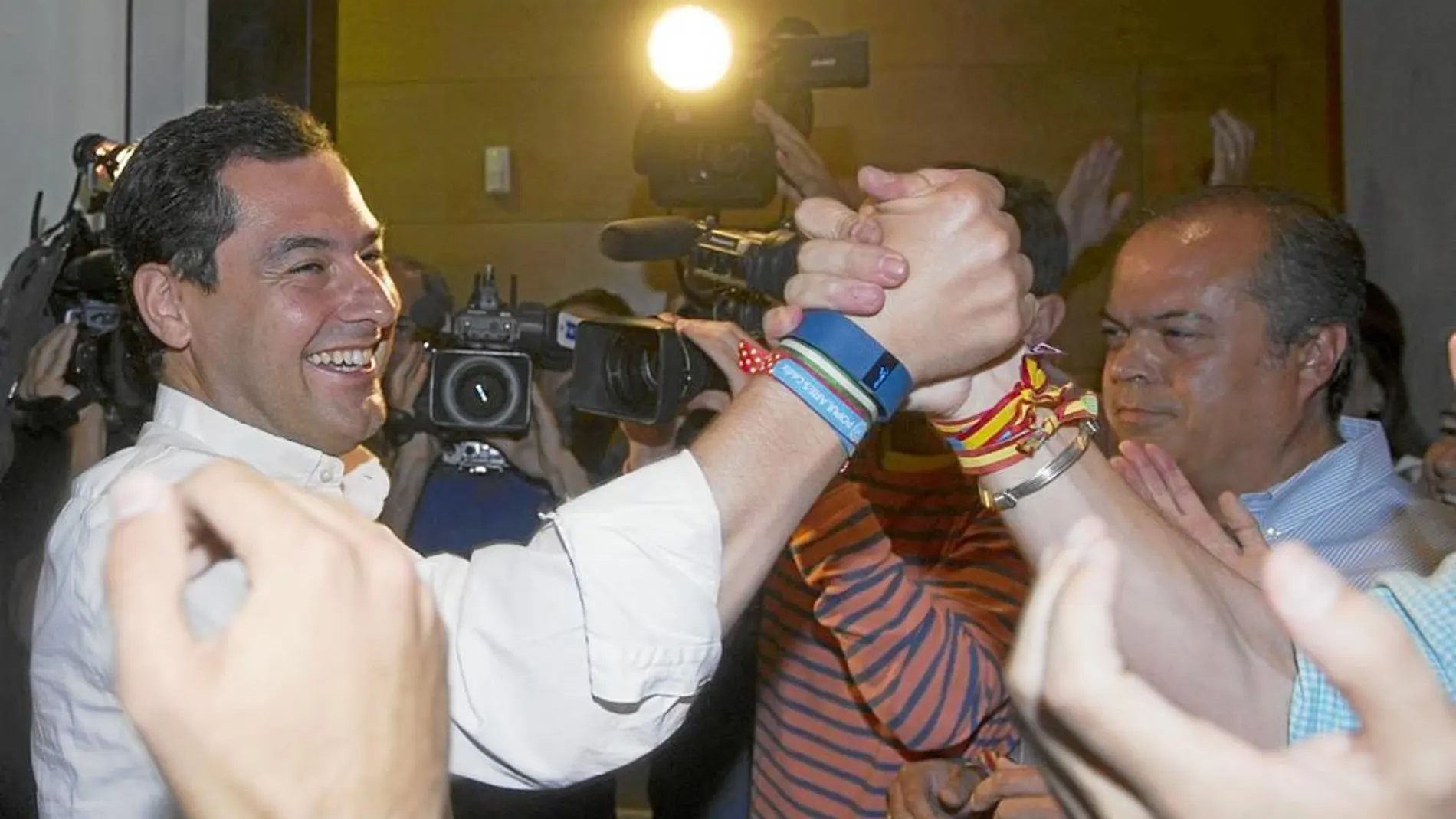 El presidente del PP-A, Juanma Moreno, el domingo en la sede regional del partido celebrando la victoria